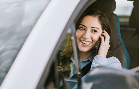 Mujer joven hablando por teléfono celular