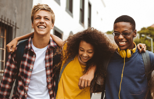 Tres adolescentes caminando por la calle