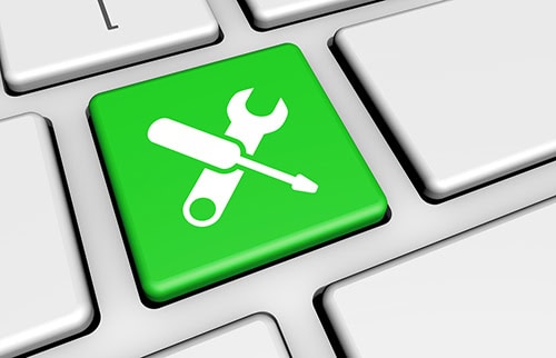 Illustration of a computer keyboard showing a green key labeled with a maintenance icon
