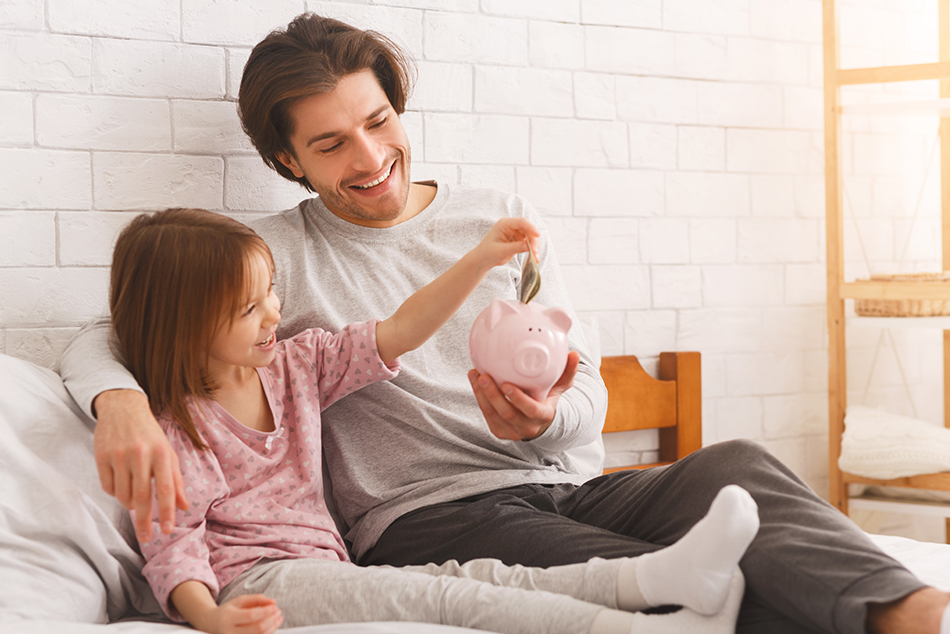 Papá enseñando a su hija a ahorrar