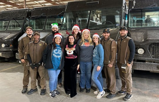 Miembros de CU Around se toman fotos con los conductores de UPS en Navidad