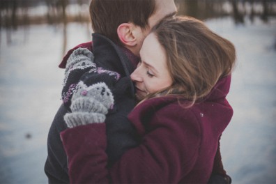 Hombre y mujer abrazándose