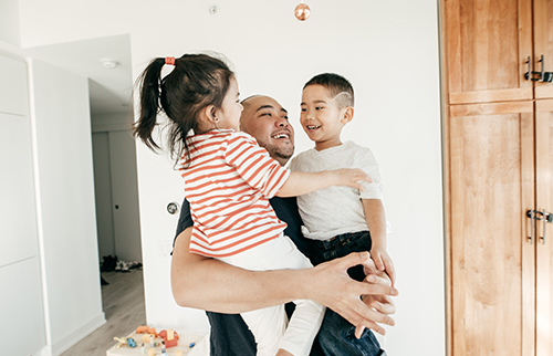familia sonriendo juntos