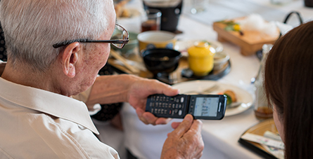 senior usando teléfono plegable