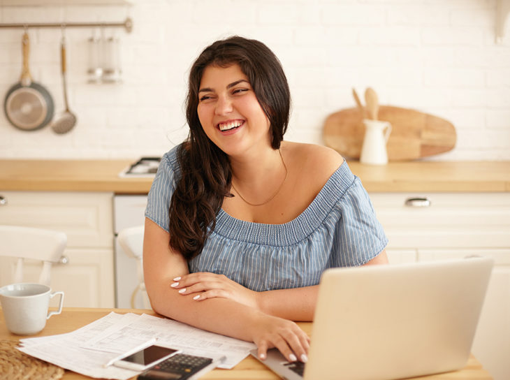 mujer haciendo presupuesto en casa